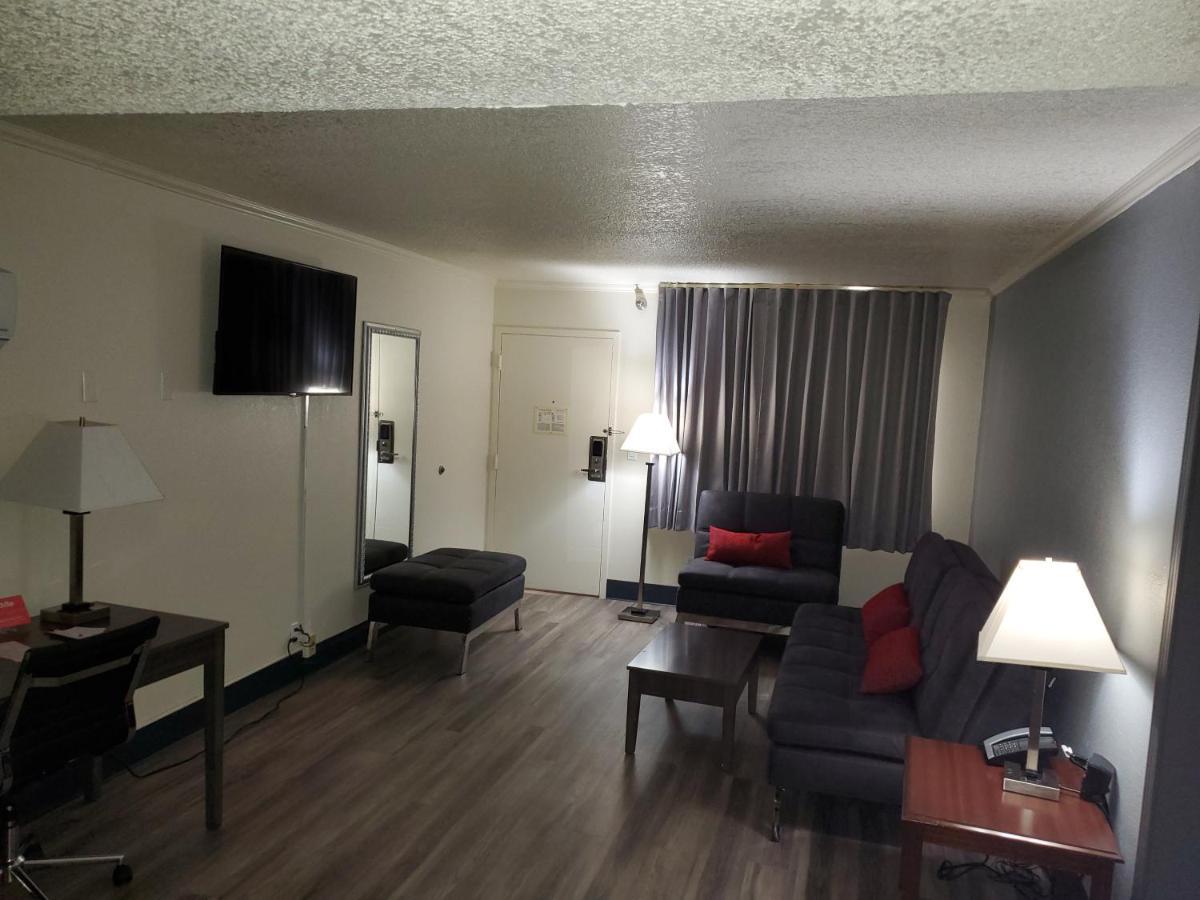 Ramada By Wyndham North Platte Hotel Екстериор снимка